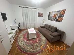 Odličan namešten jednosoban stan - atraktivna lokacija!